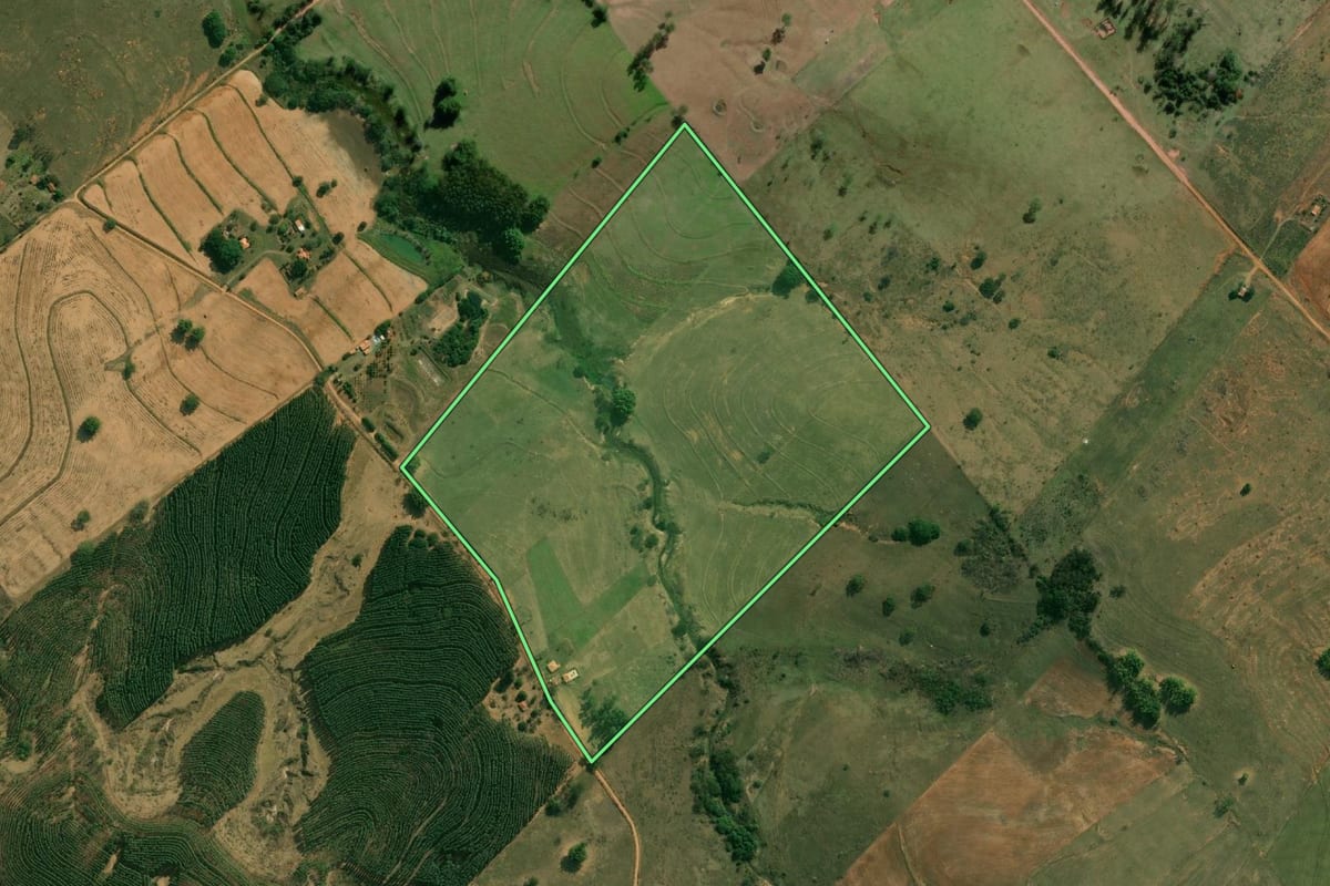 Imagem de satélite do imóvel rural em Marília (SP), com o contorno declarado no CAR desenhado por cima.
