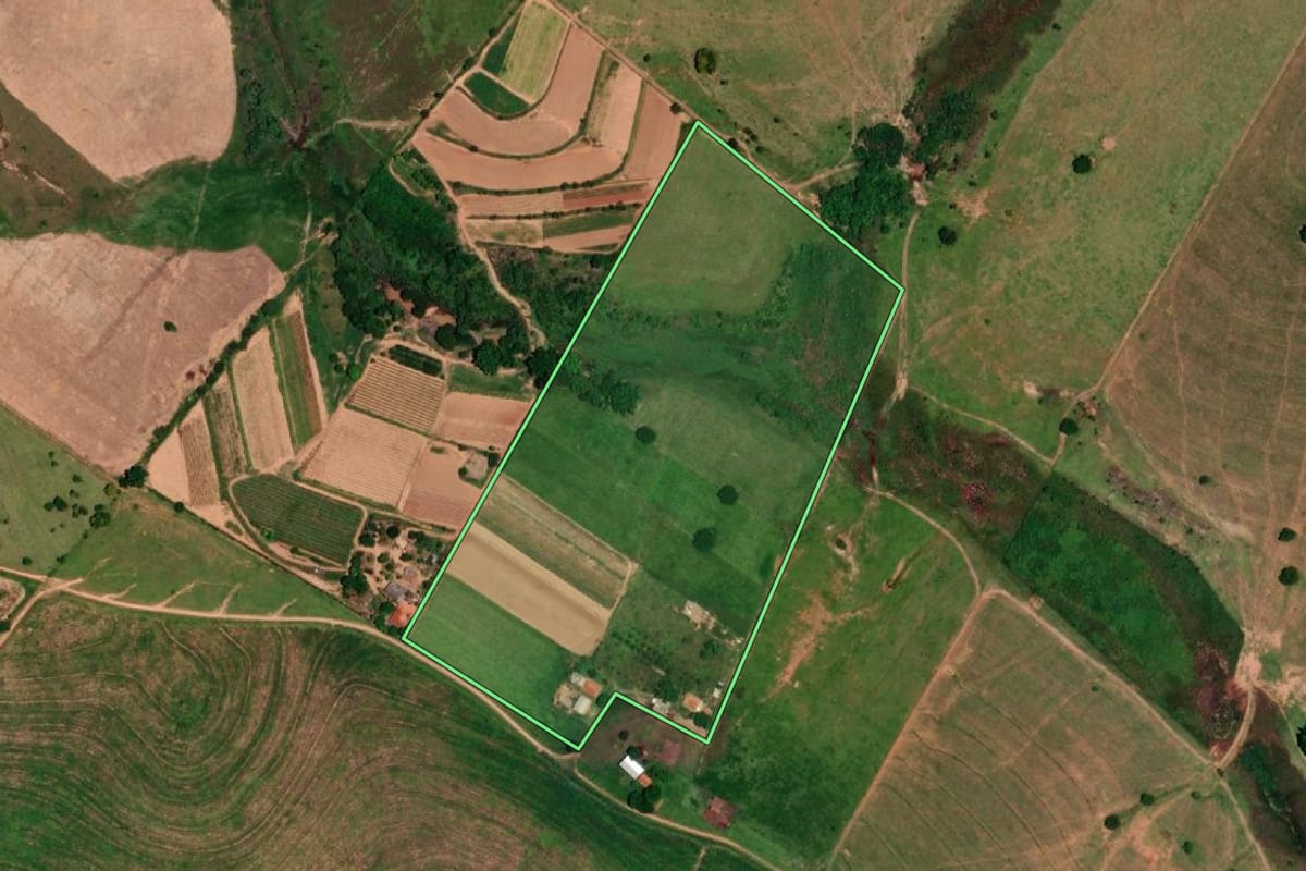 Imagem de satélite do imóvel rural em Marília (SP), com o contorno declarado no CAR desenhado por cima.