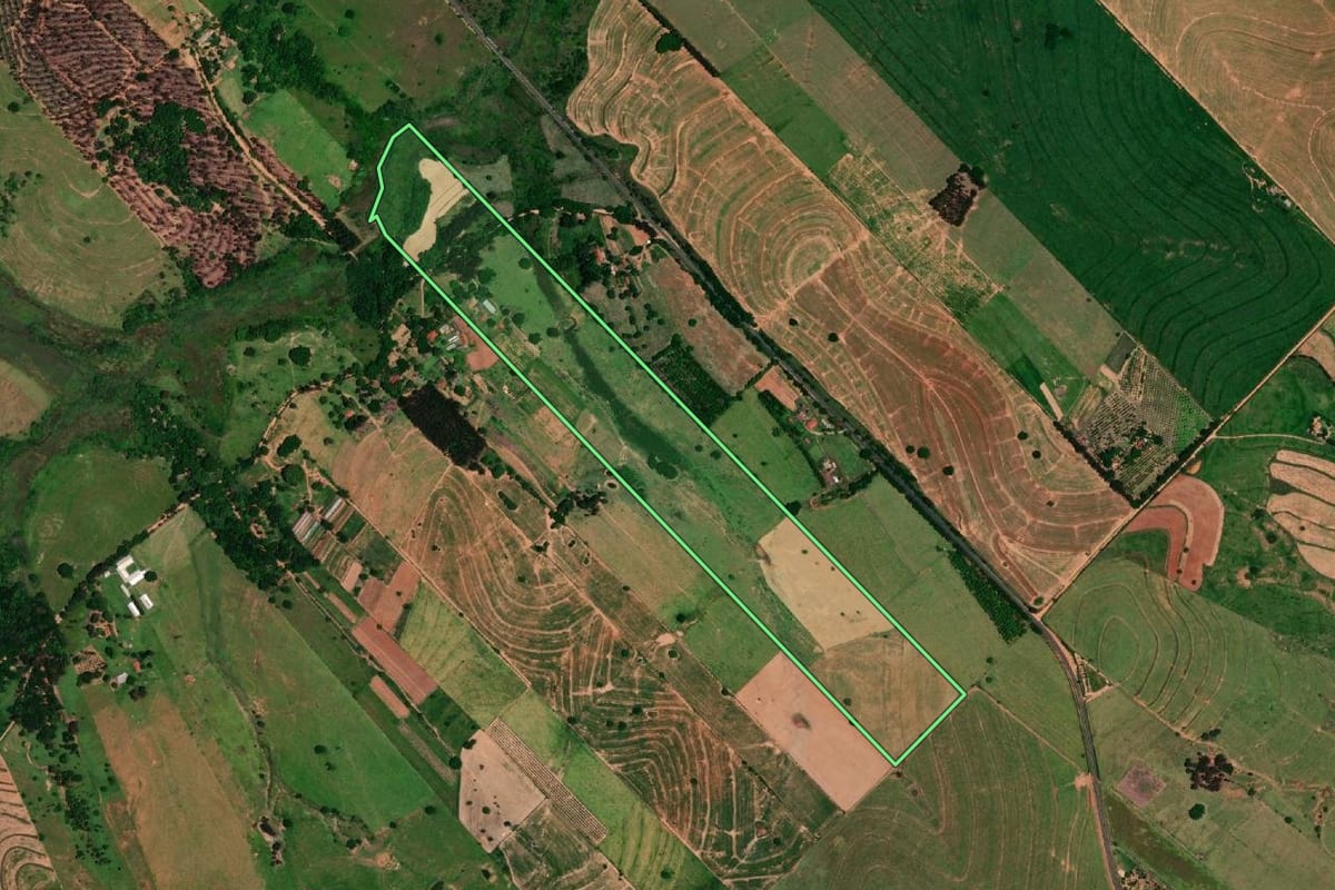 Imagem de satélite do imóvel rural em Marília (SP), com o contorno declarado no CAR desenhado por cima.
