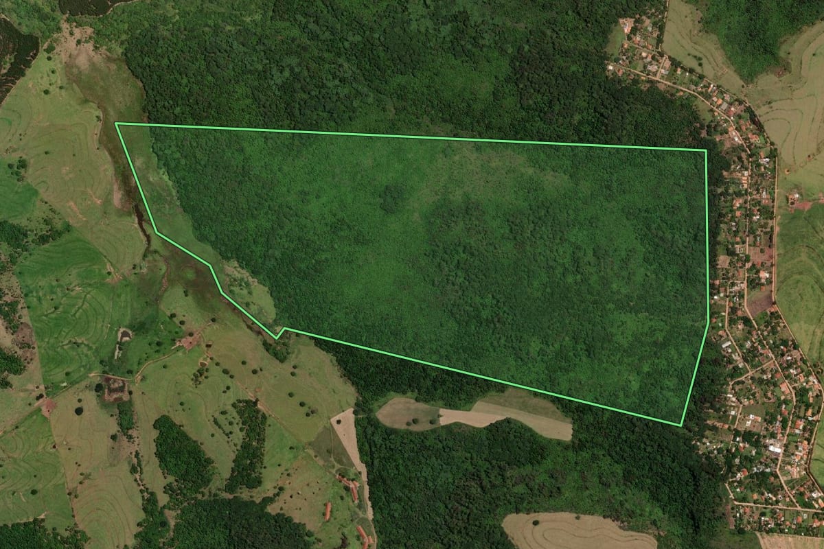 Imagem de satélite do imóvel rural em Marília (SP), com o contorno declarado no CAR desenhado por cima.