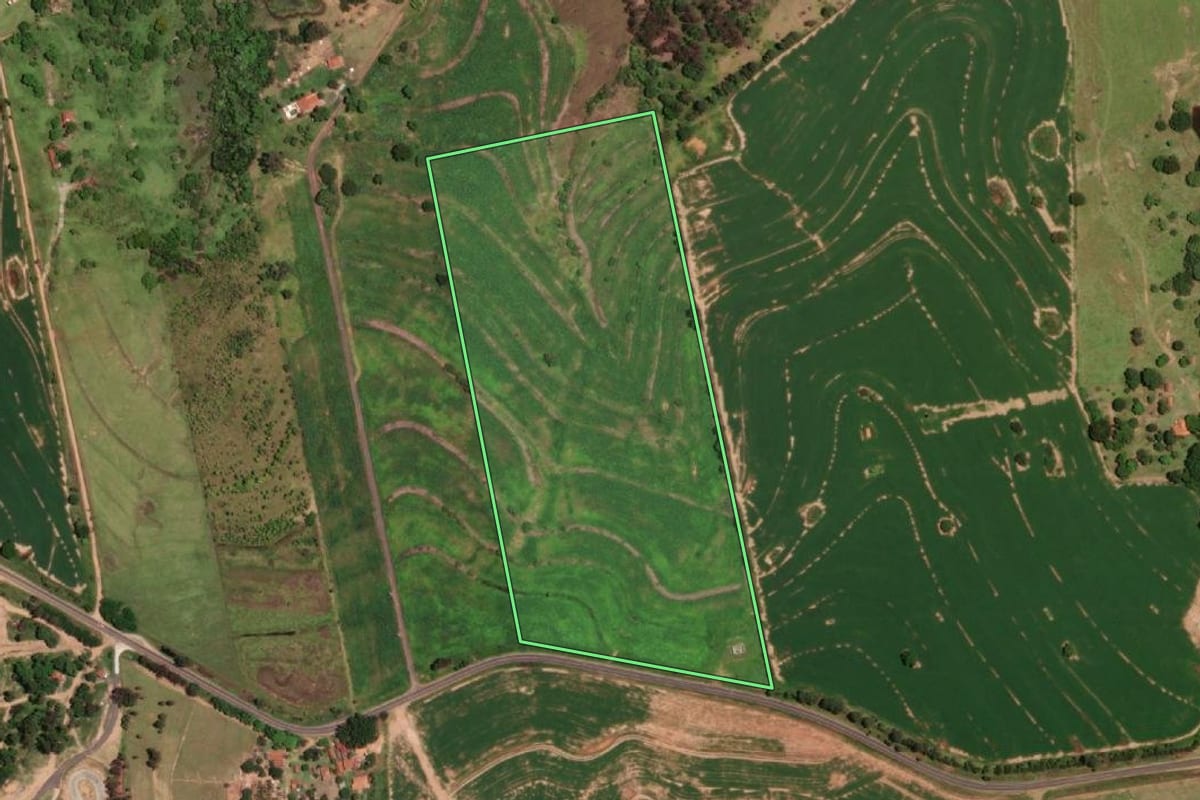 Imagem de satélite do imóvel rural em Marília (SP), com o contorno declarado no CAR desenhado por cima.