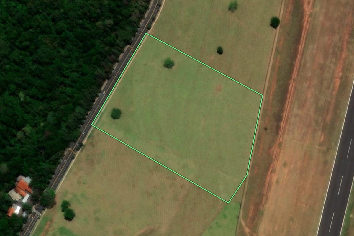 Imagem de satélite do imóvel rural em Marília (SP), com o contorno declarado no CAR desenhado por cima.