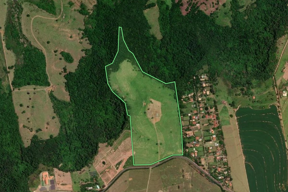 Imagem de satélite do imóvel rural em Marília (SP), com o contorno declarado no CAR desenhado por cima.