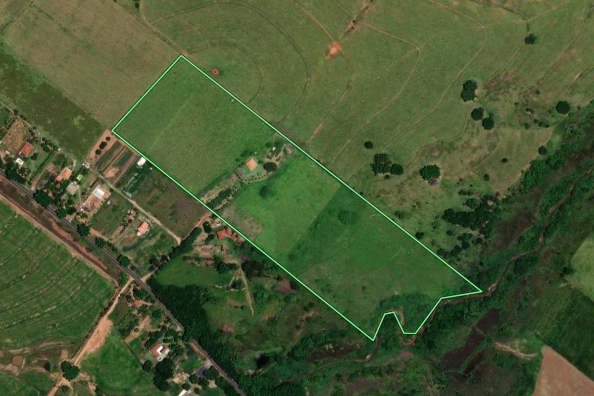 Imagem de satélite do imóvel rural em Marília (SP), com o contorno declarado no CAR desenhado por cima.