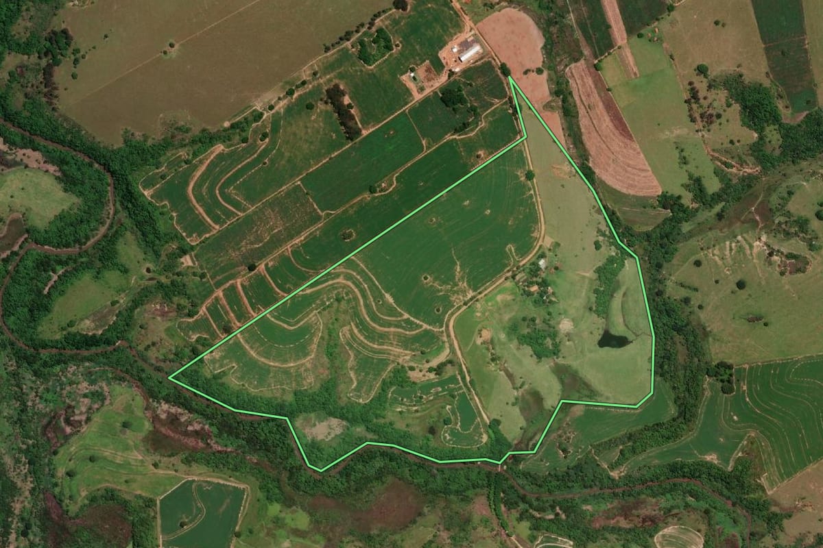 Imagem de satélite do imóvel rural em Marília (SP), com o contorno declarado no CAR desenhado por cima.