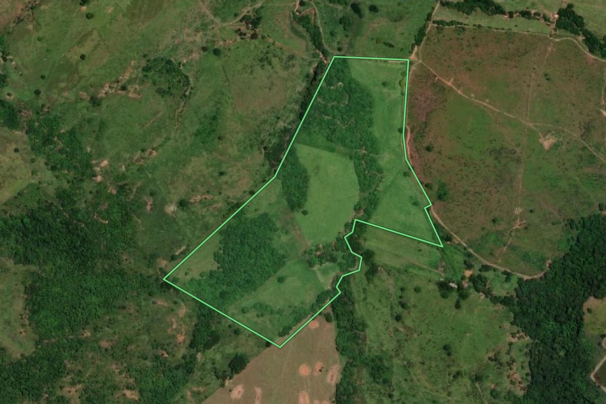 Imagem de satélite do imóvel rural em Marília (SP), com o contorno declarado no CAR desenhado por cima.