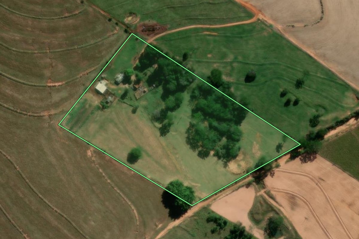 Imagem de satélite do imóvel rural em Marília (SP), com o contorno declarado no CAR desenhado por cima.