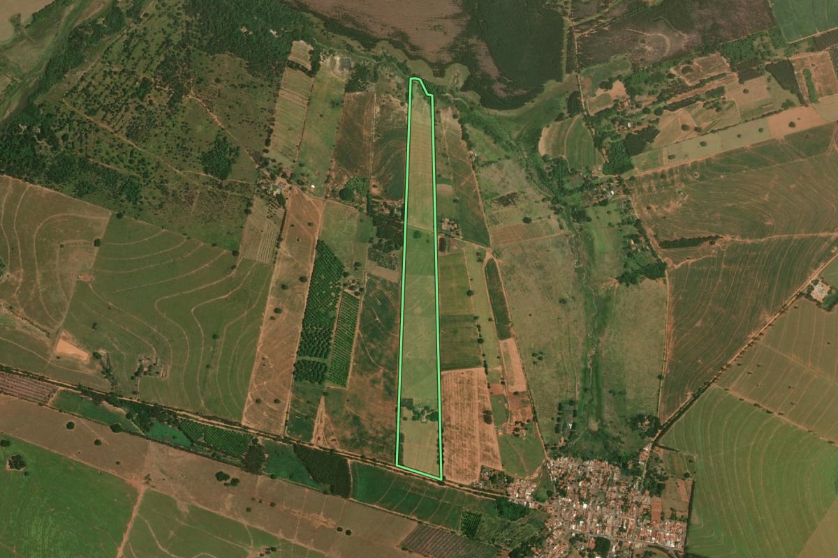 Imagem de satélite do imóvel rural em Marília (SP), com o contorno declarado no CAR desenhado por cima.