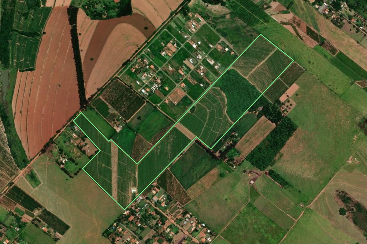 Imagem de satélite do imóvel rural em Marília (SP), com o contorno declarado no CAR desenhado por cima.