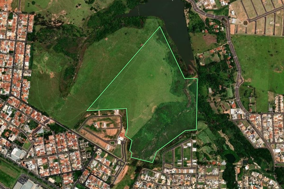 Imagem de satélite do imóvel rural em Marília (SP), com o contorno declarado no CAR desenhado por cima.