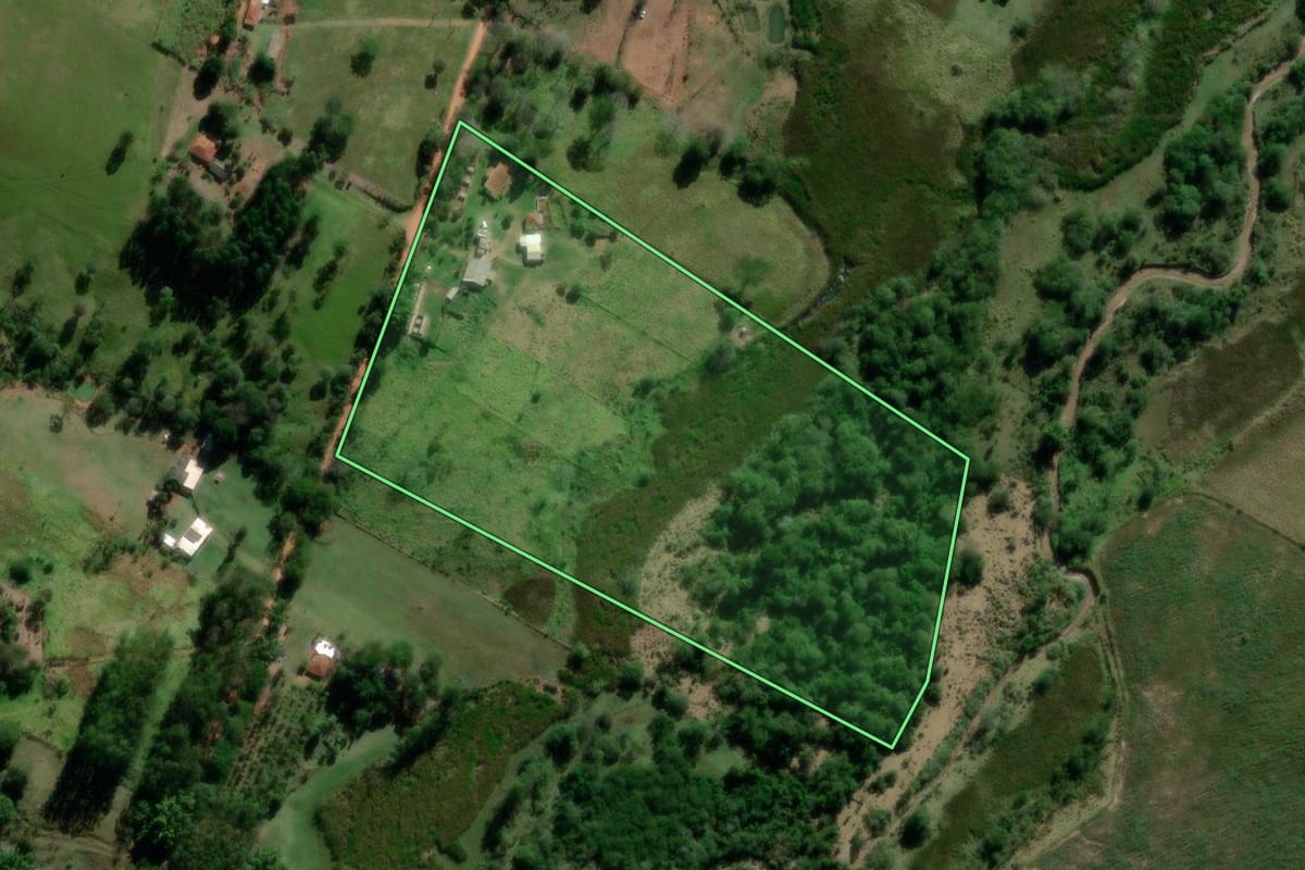 Imagem de satélite do imóvel rural em Marília (SP), com o contorno declarado no CAR desenhado por cima.