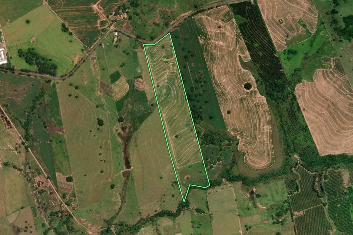 Imagem de satélite do imóvel rural em Marília (SP), com o contorno declarado no CAR desenhado por cima.