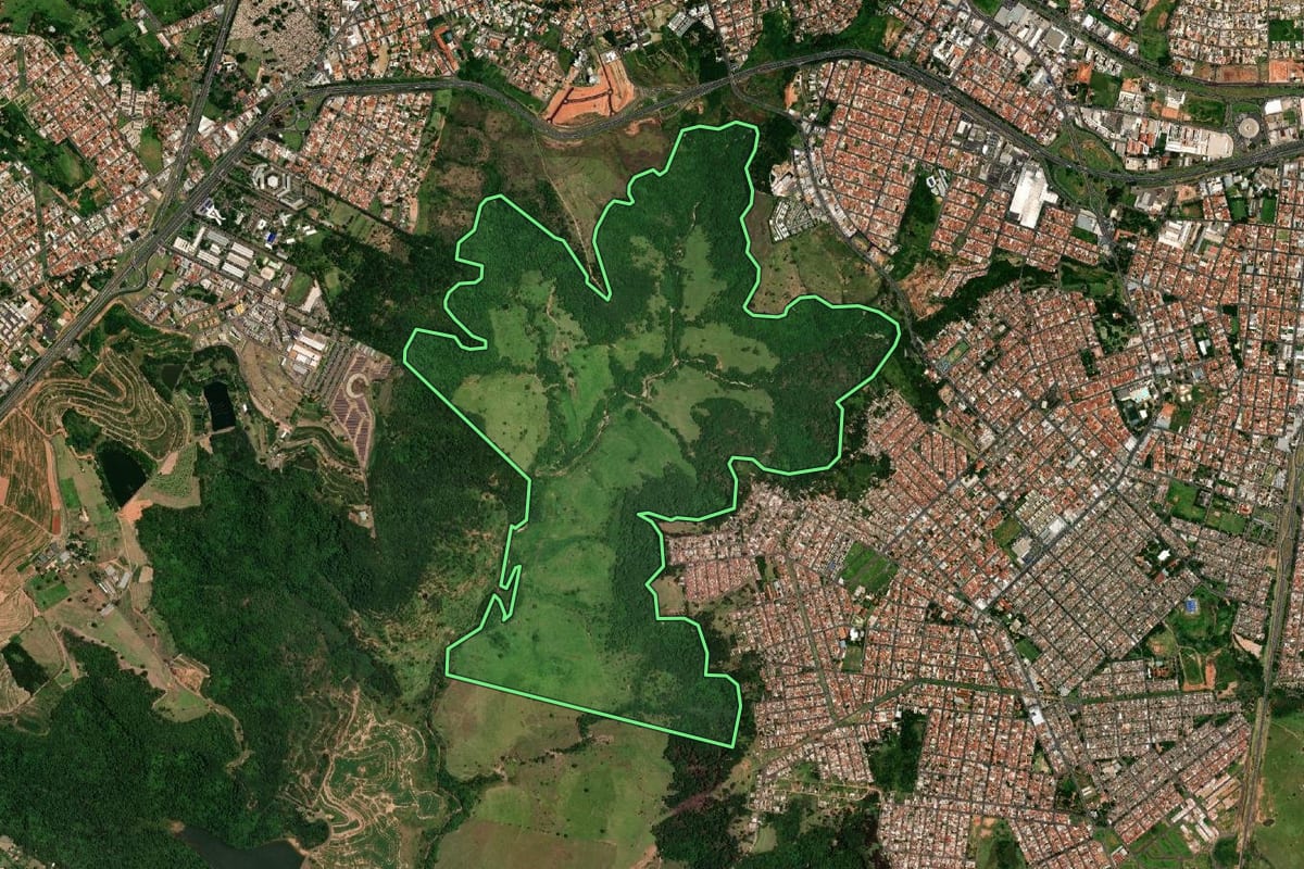 Imagem de satélite do imóvel rural em Marília (SP), com o contorno declarado no CAR desenhado por cima.