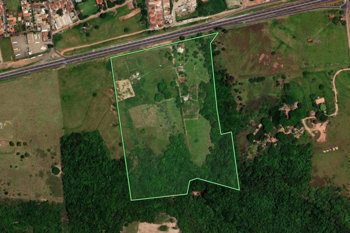 Imagem de satélite do imóvel rural em Marília (SP), com o contorno declarado no CAR desenhado por cima.