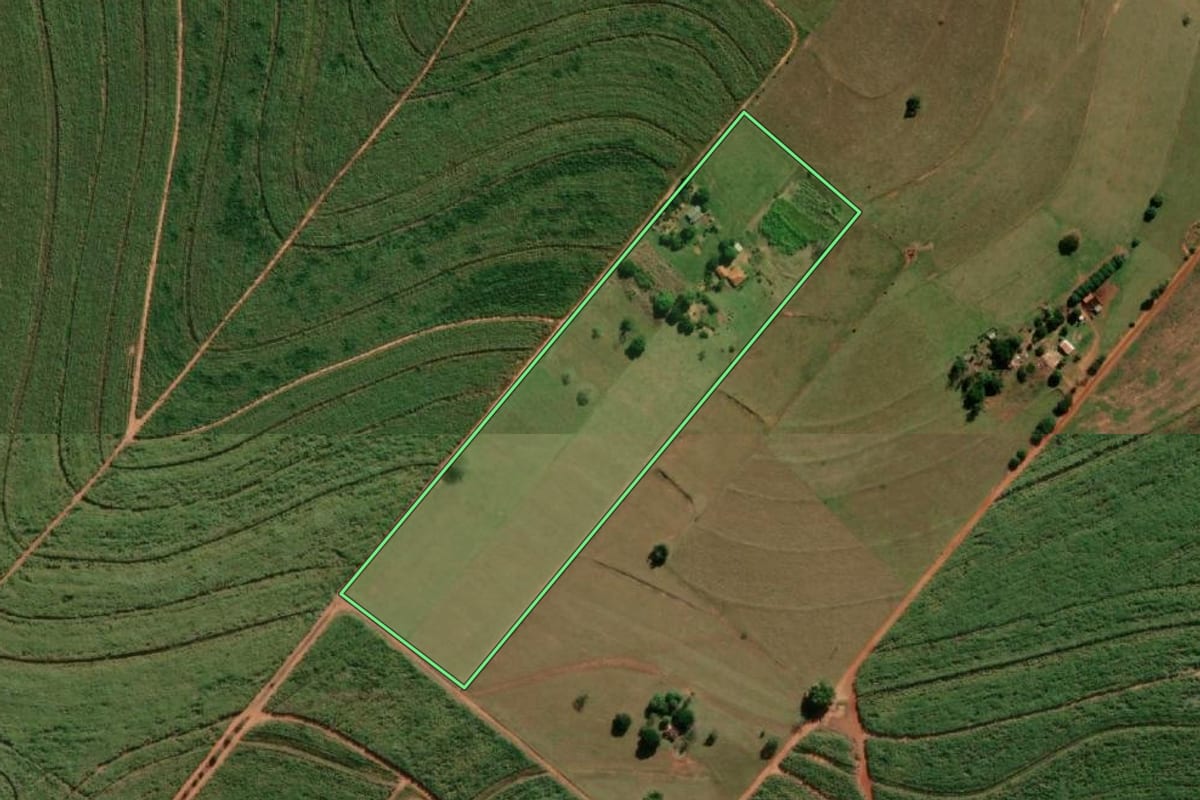 Imagem de satélite do imóvel rural em Marília (SP), com o contorno declarado no CAR desenhado por cima.