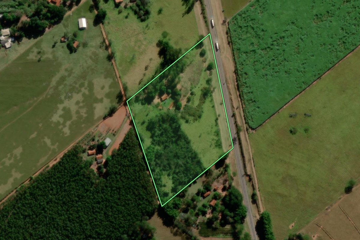 Imagem de satélite do imóvel rural em Marília (SP), com o contorno declarado no CAR desenhado por cima.