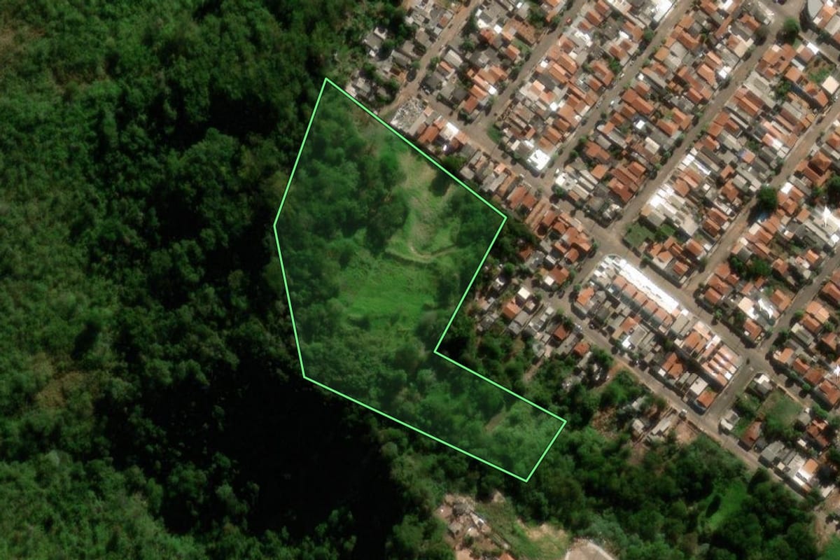 Imagem de satélite do imóvel rural em Marília (SP), com o contorno declarado no CAR desenhado por cima.