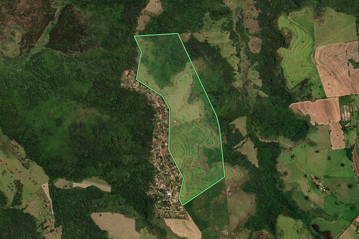 Imagem de satélite do imóvel rural em Marília (SP), com o contorno declarado no CAR desenhado por cima.
