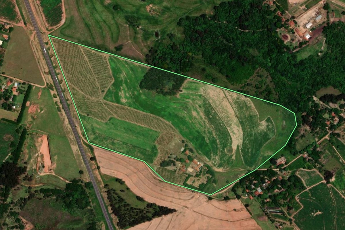Imagem de satélite do imóvel rural em Marília (SP), com o contorno declarado no CAR desenhado por cima.