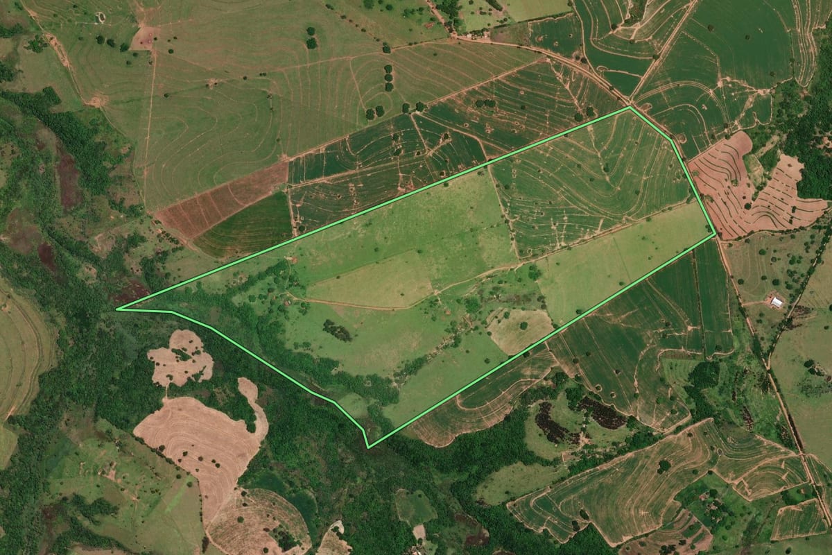 Imagem de satélite do imóvel rural em Marília (SP), com o contorno declarado no CAR desenhado por cima.