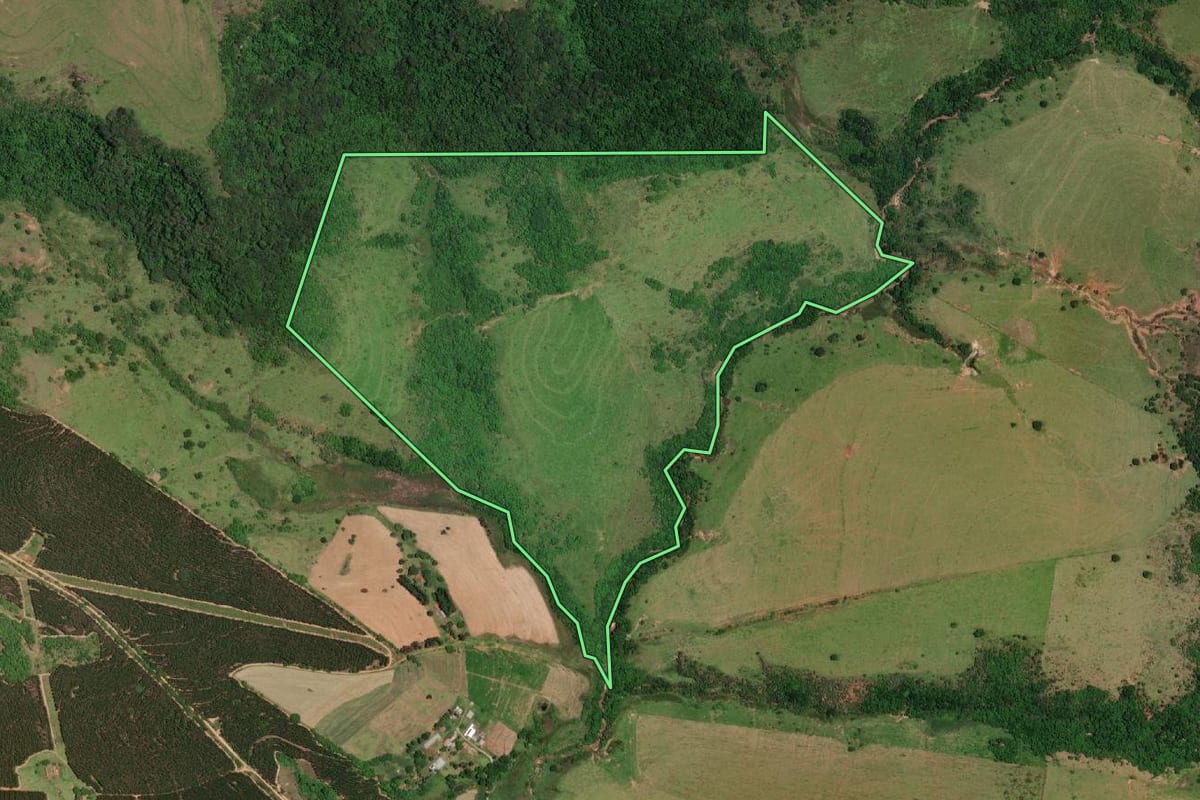 Imagem de satélite do imóvel rural em Marília (SP), com o contorno declarado no CAR desenhado por cima.