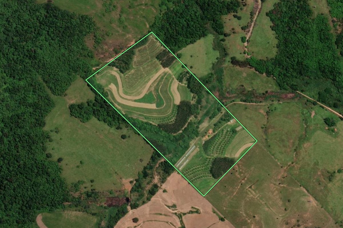 Imagem de satélite do imóvel rural em Marília (SP), com o contorno declarado no CAR desenhado por cima.