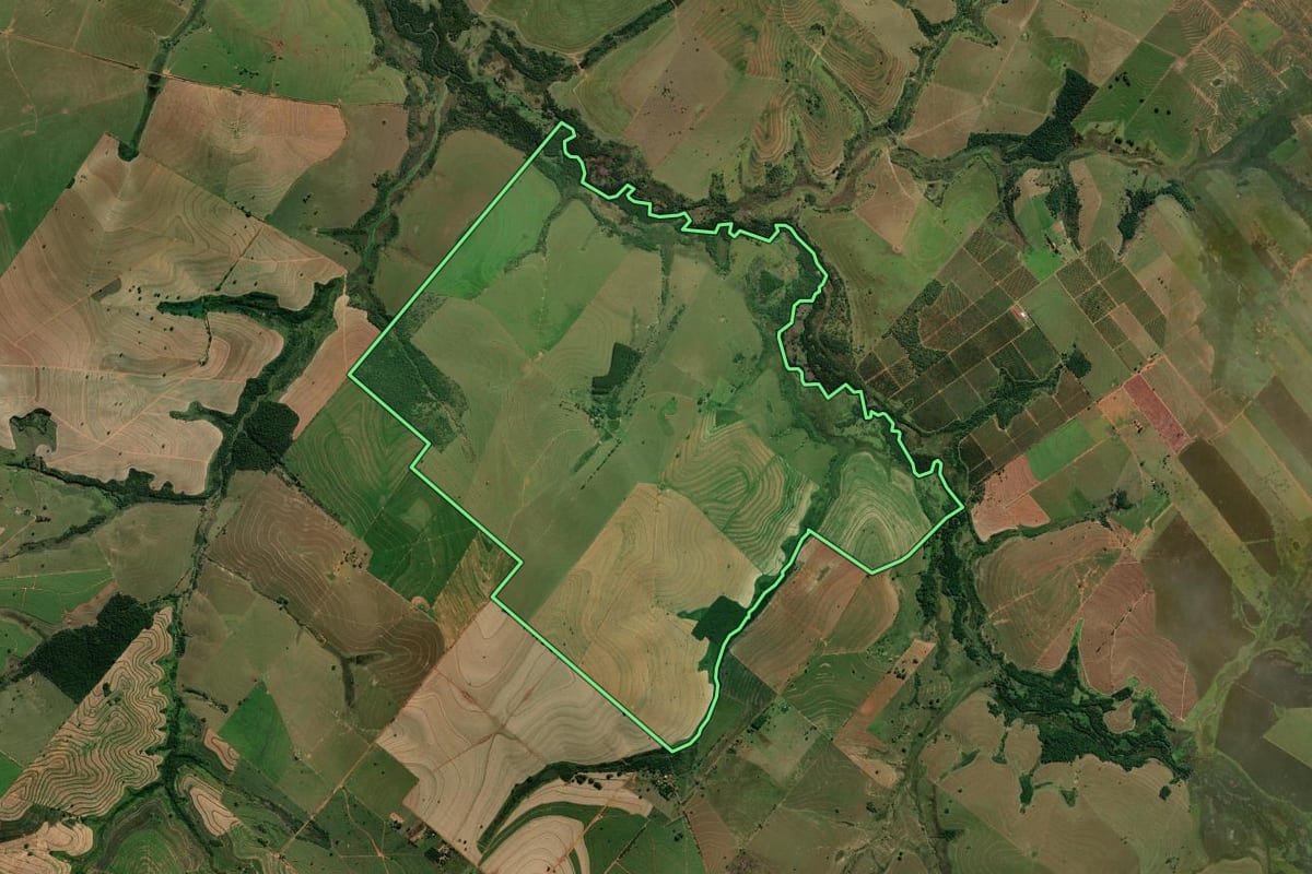 Imagem de satélite do imóvel rural em Marília (SP), com o contorno declarado no CAR desenhado por cima.