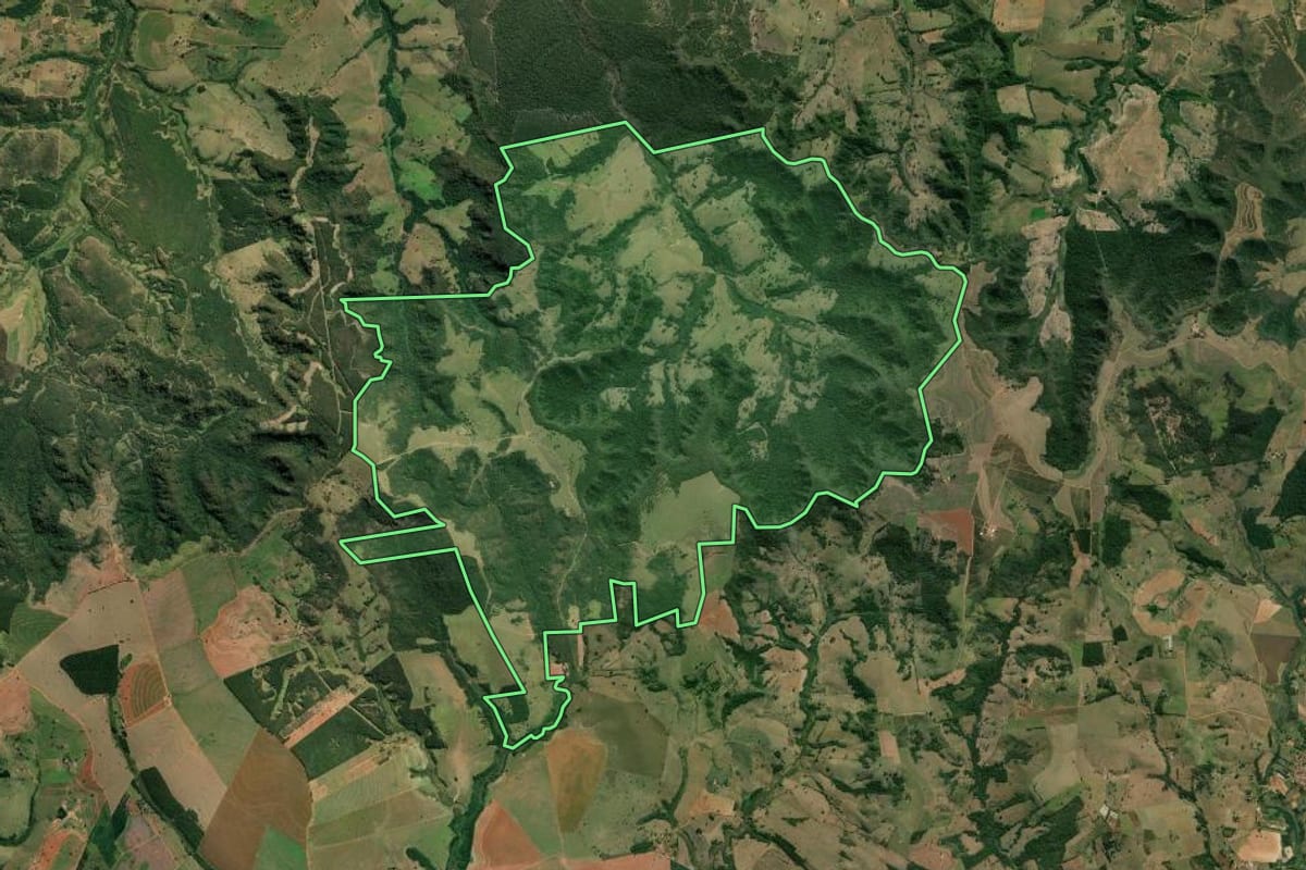 Imagem de satélite do imóvel rural em Marília (SP), com o contorno declarado no CAR desenhado por cima.