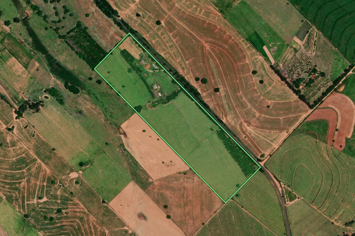 Imagem de satélite do imóvel rural em Marília (SP), com o contorno declarado no CAR desenhado por cima.