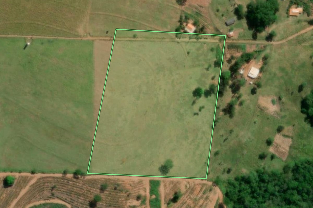 Imagem de satélite do imóvel rural em Marília (SP), com o contorno declarado no CAR desenhado por cima.