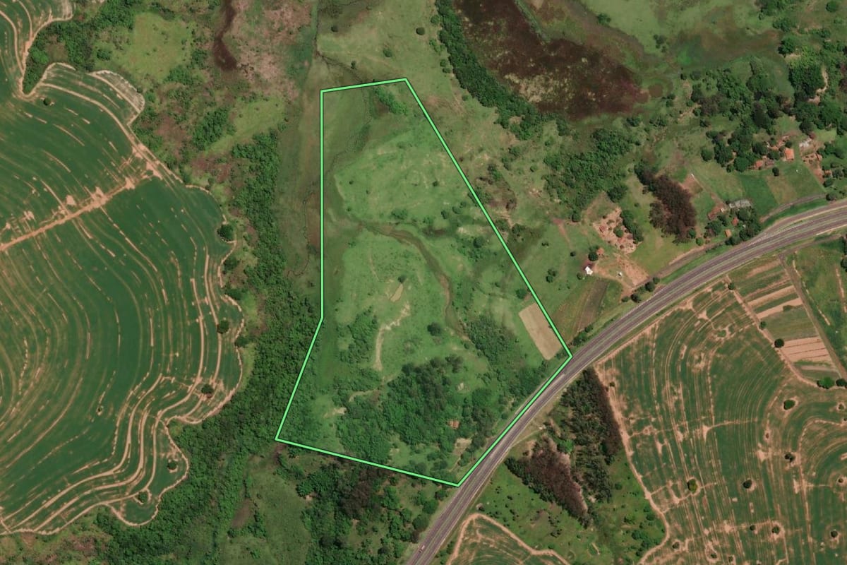 Imagem de satélite do imóvel rural em Marília (SP), com o contorno declarado no CAR desenhado por cima.