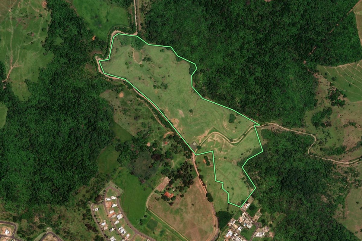 Imagem de satélite do imóvel rural em Marília (SP), com o contorno declarado no CAR desenhado por cima.