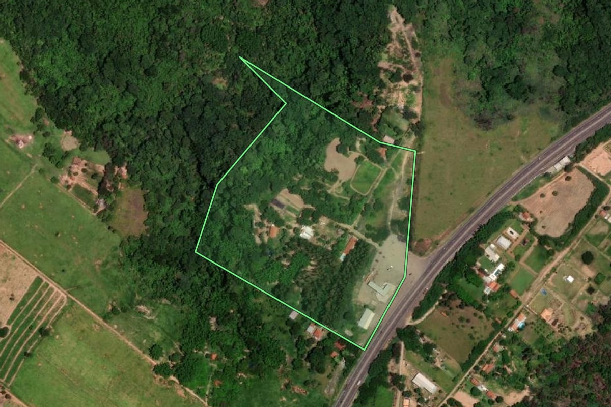 Imagem de satélite do imóvel rural em Marília (SP), com o contorno declarado no CAR desenhado por cima.