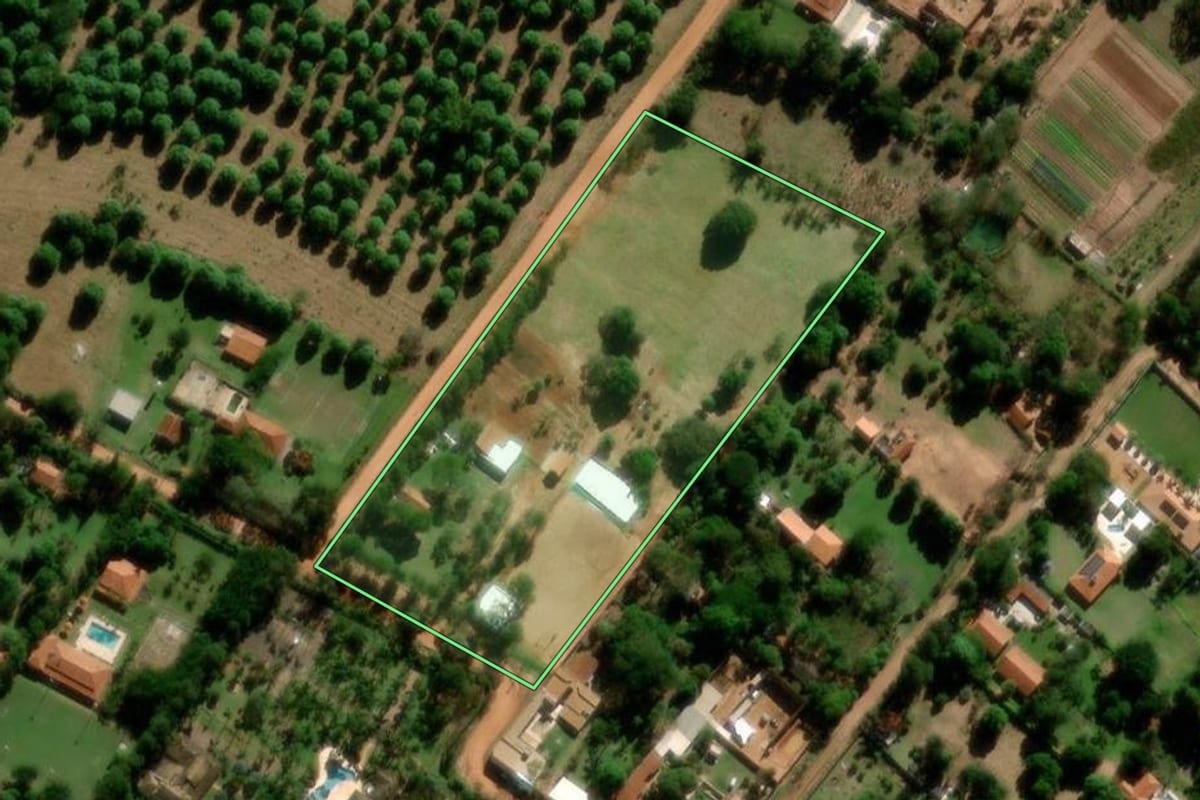 Imagem de satélite do imóvel rural em Marília (SP), com o contorno declarado no CAR desenhado por cima.