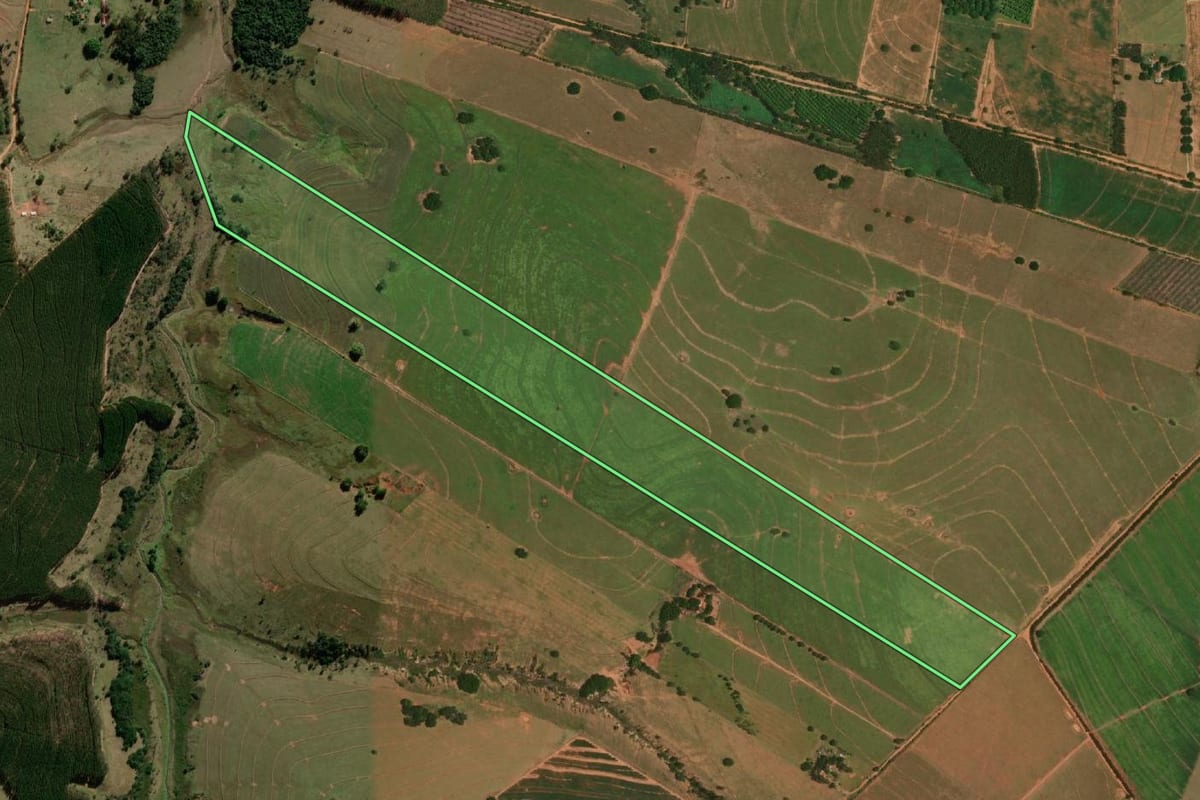 Imagem de satélite do imóvel rural em Marília (SP), com o contorno declarado no CAR desenhado por cima.
