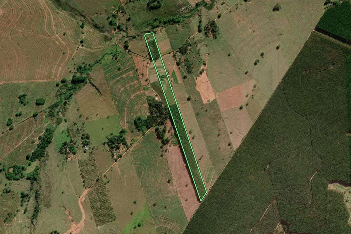 Imagem de satélite do imóvel rural em Marília (SP), com o contorno declarado no CAR desenhado por cima.