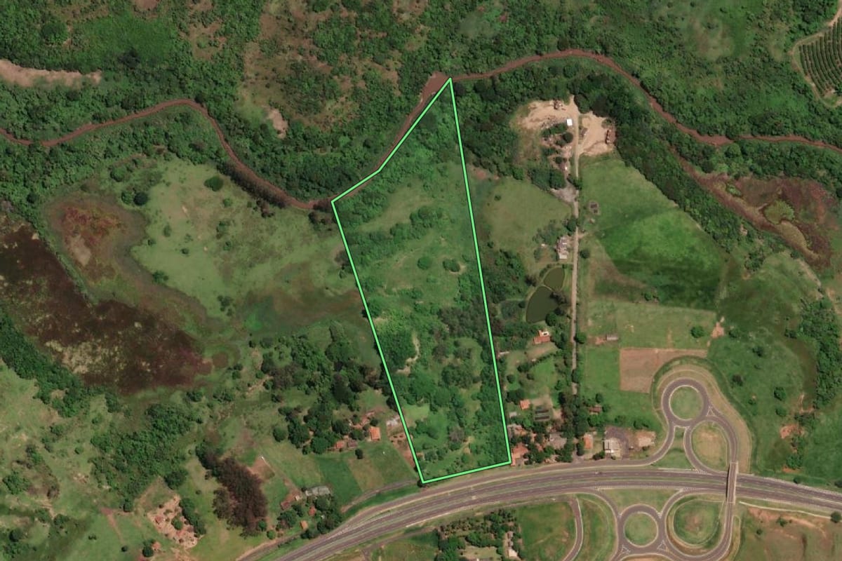Imagem de satélite do imóvel rural em Marília (SP), com o contorno declarado no CAR desenhado por cima.