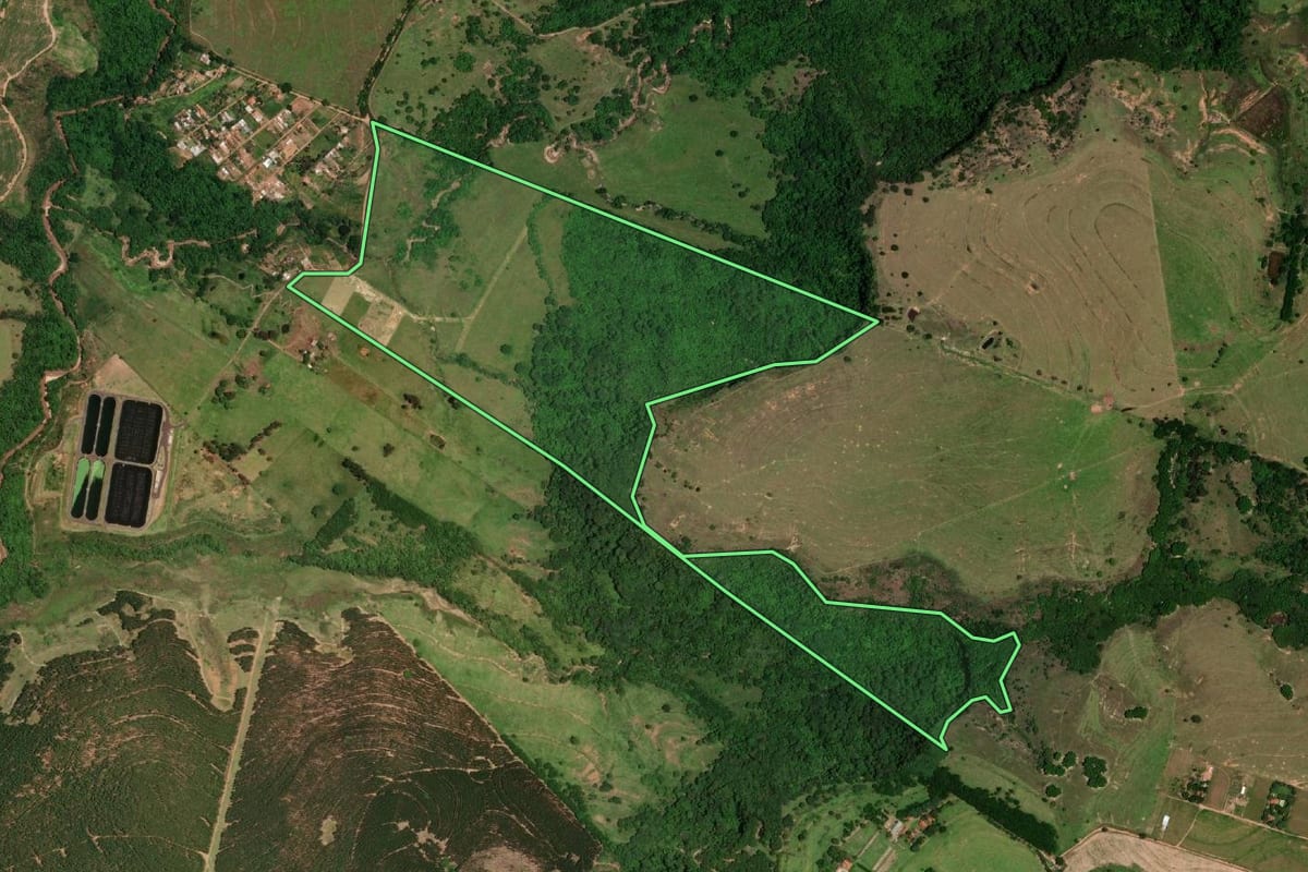 Imagem de satélite do imóvel rural em Marília (SP), com o contorno declarado no CAR desenhado por cima.