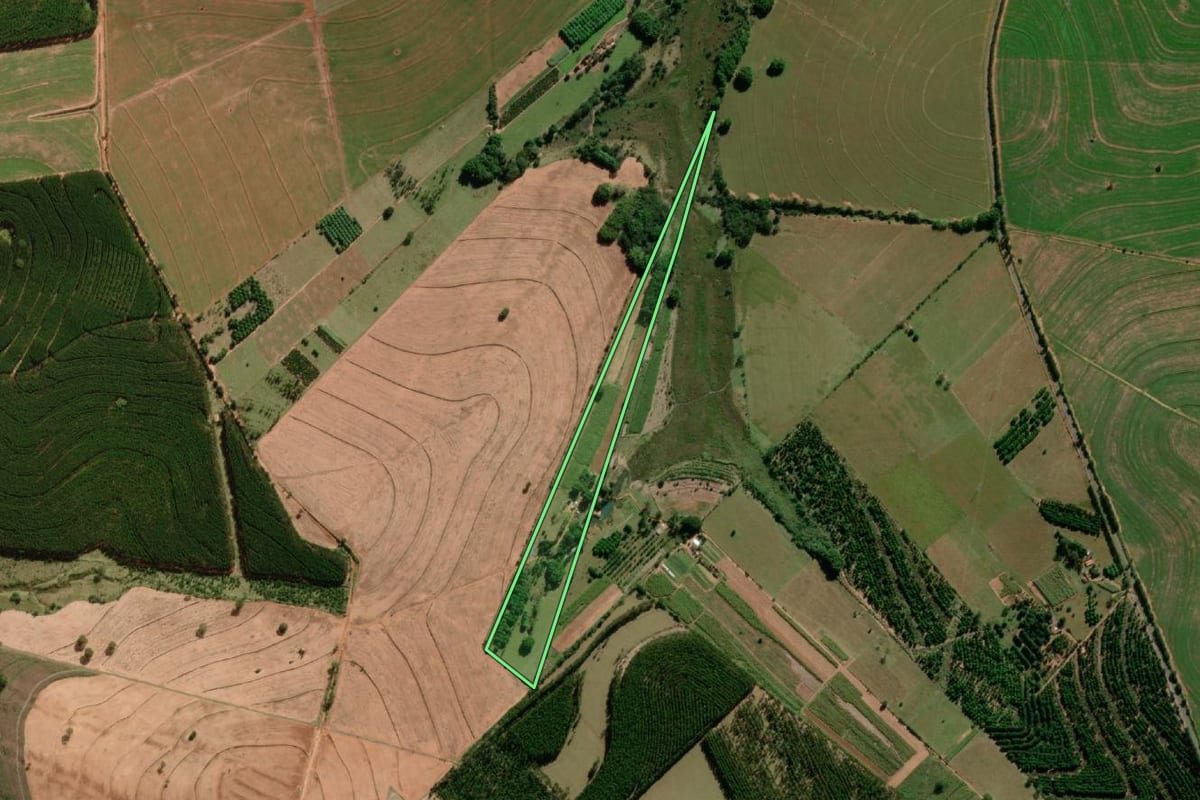 Imagem de satélite do imóvel rural em Marília (SP), com o contorno declarado no CAR desenhado por cima.
