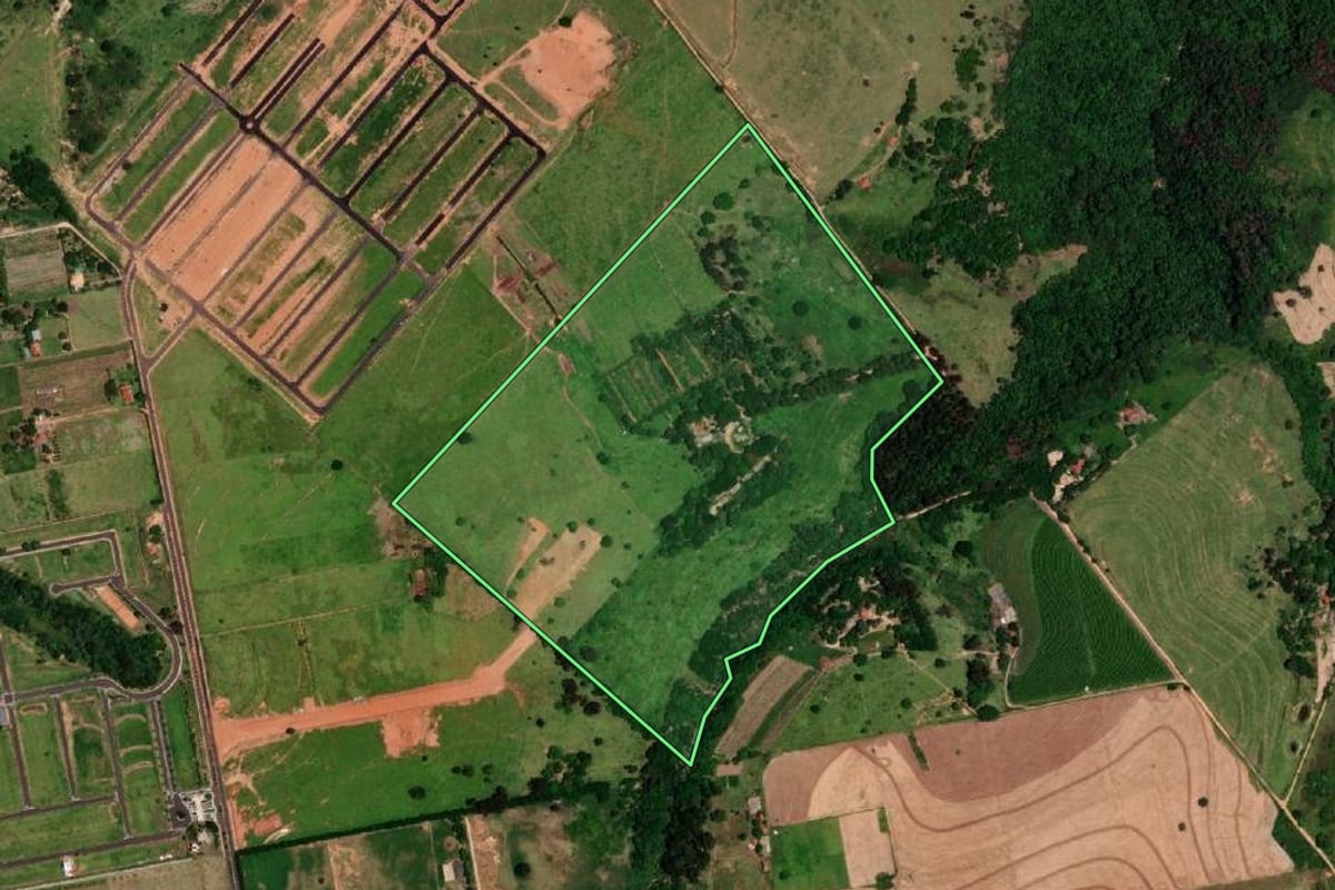 Imagem de satélite do imóvel rural em Marília (SP), com o contorno declarado no CAR desenhado por cima.