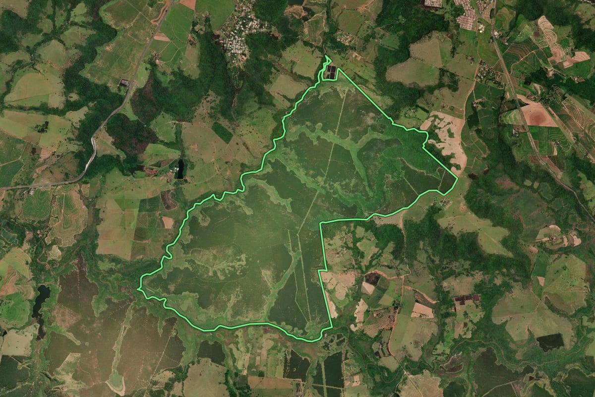 Imagem de satélite do imóvel rural em Marília (SP), com o contorno declarado no CAR desenhado por cima.
