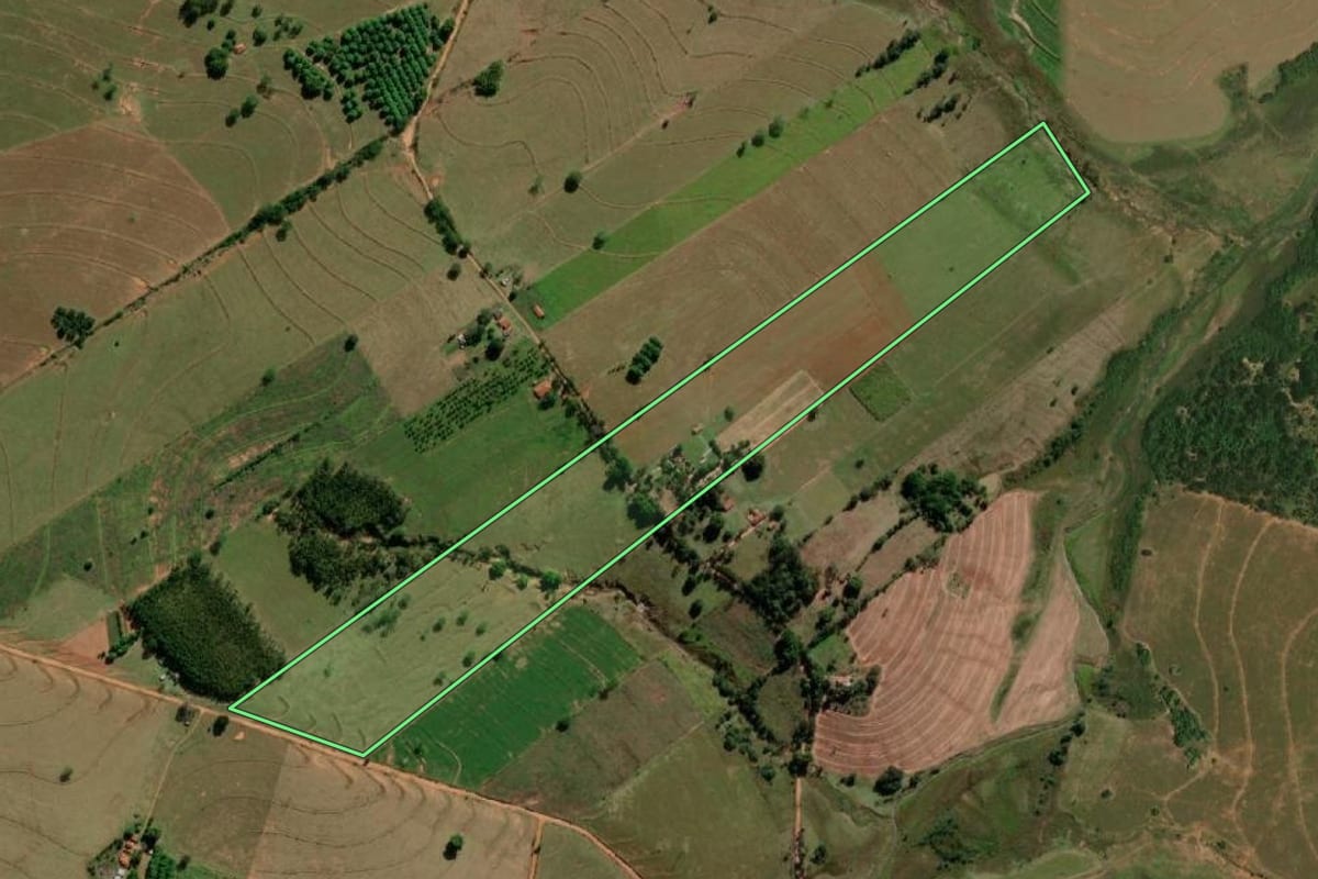 Imagem de satélite do imóvel rural em Marília (SP), com o contorno declarado no CAR desenhado por cima.
