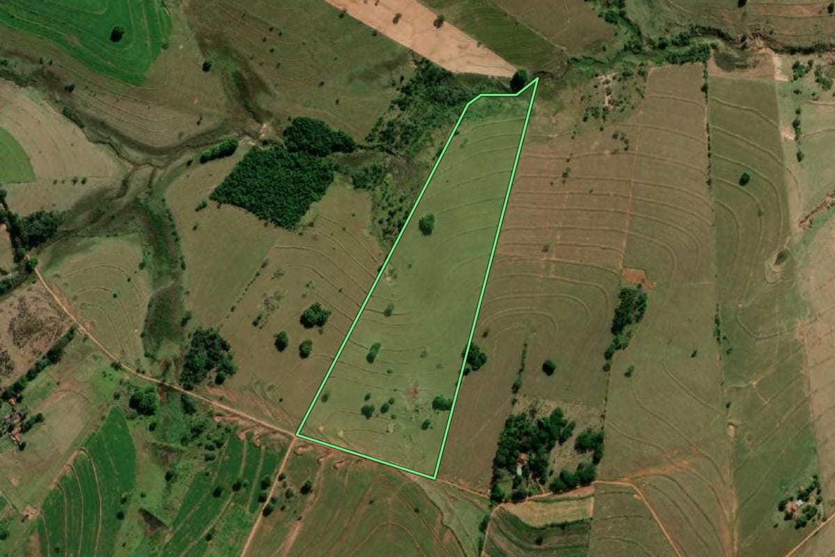 Imagem de satélite do imóvel rural em Marília (SP), com o contorno declarado no CAR desenhado por cima.