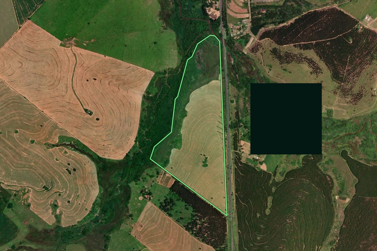 Imagem de satélite do imóvel rural em Marília (SP), com o contorno declarado no CAR desenhado por cima.