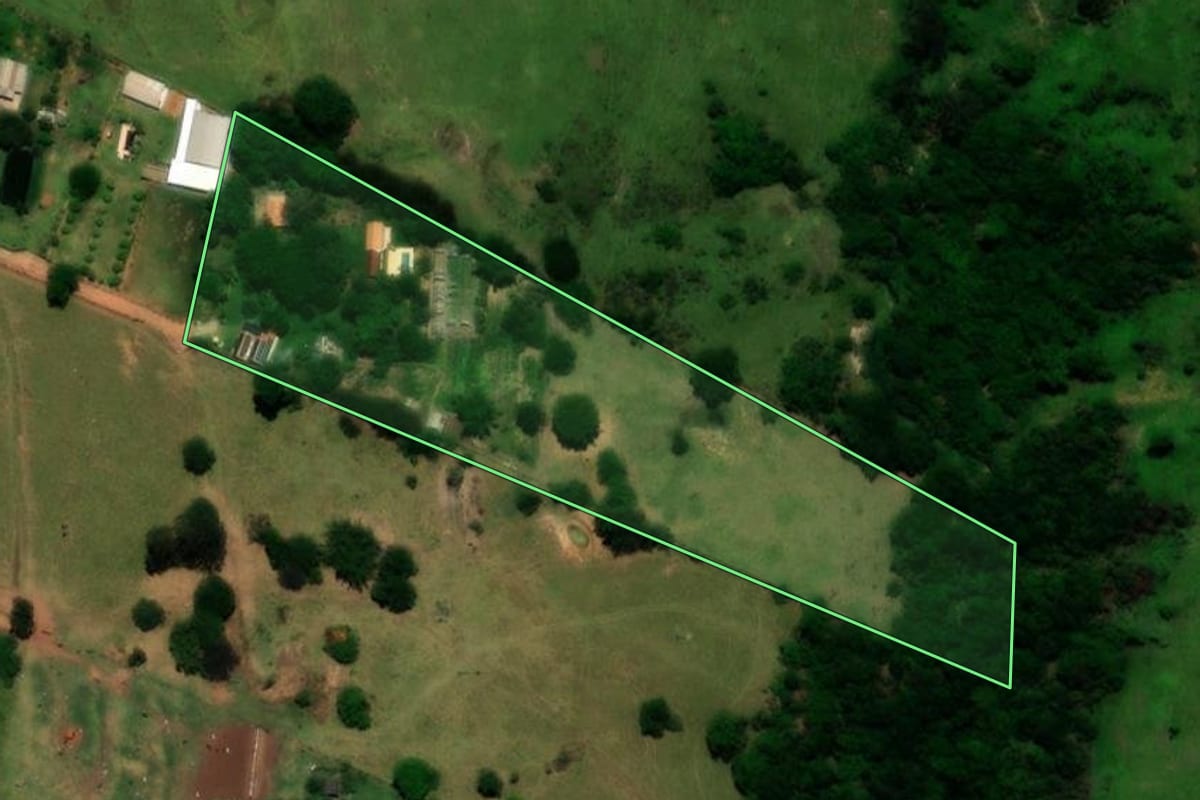 Imagem de satélite do imóvel rural em Marília (SP), com o contorno declarado no CAR desenhado por cima.
