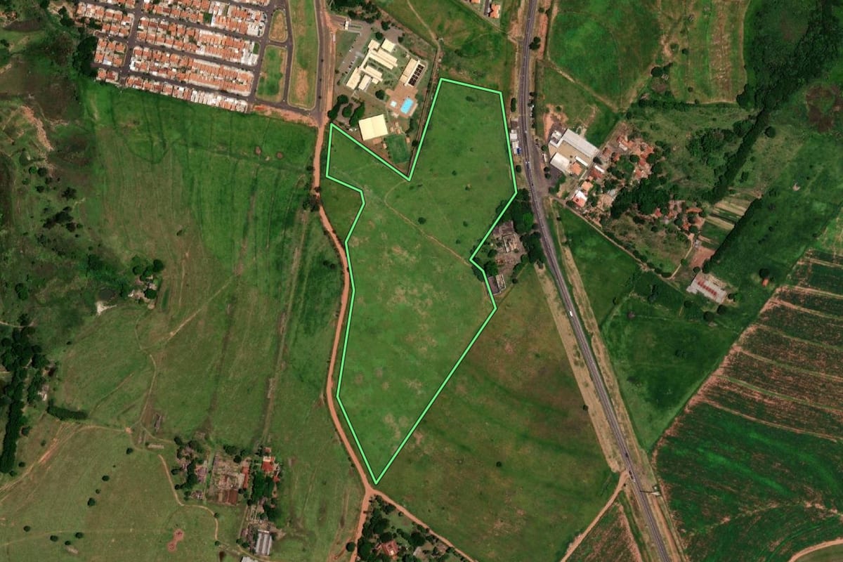 Imagem de satélite do imóvel rural em Marília (SP), com o contorno declarado no CAR desenhado por cima.
