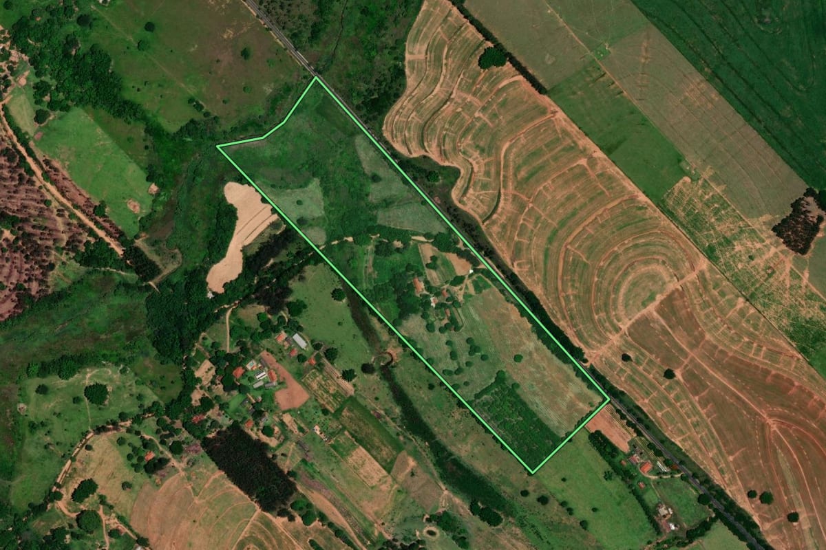 Imagem de satélite do imóvel rural em Marília (SP), com o contorno declarado no CAR desenhado por cima.