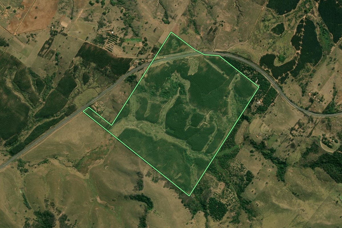 Imagem de satélite do imóvel rural em Marília (SP), com o contorno declarado no CAR desenhado por cima.