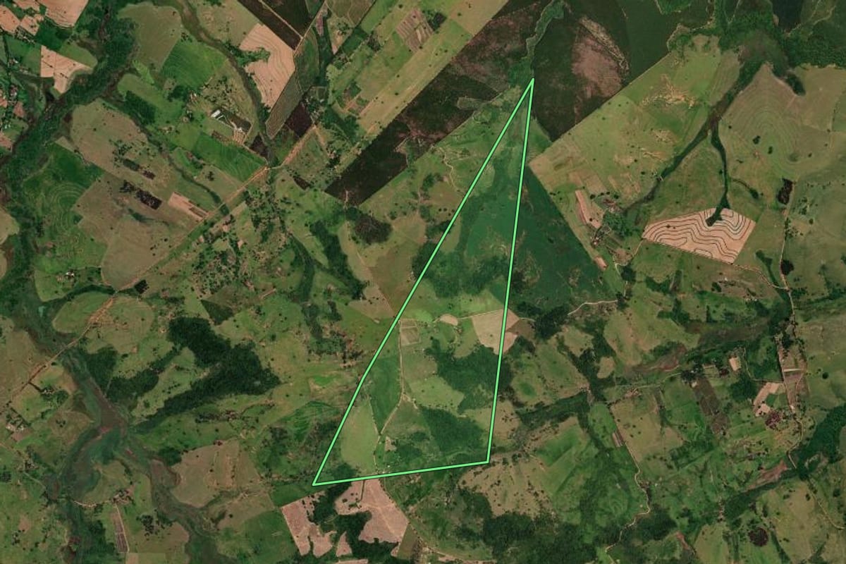 Imagem de satélite do imóvel rural em Marília (SP), com o contorno declarado no CAR desenhado por cima.