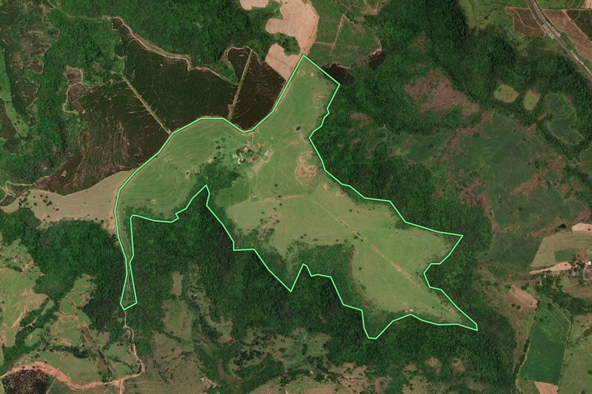 Imagem de satélite do imóvel rural em Marília (SP), com o contorno declarado no CAR desenhado por cima.